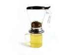 Teamaker con taza de cristal